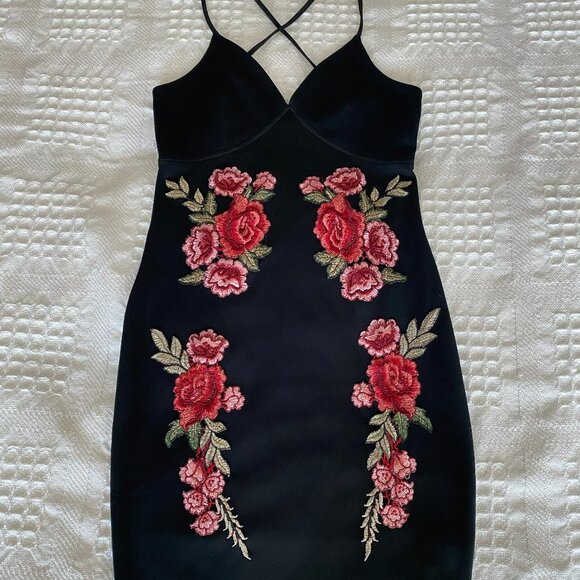 BLACK SLIP MINI DRESS WITH EMBROIDERY ON THE FRONT SIZE SMALL - Picture 1 of 5
